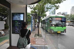 韓國安裝防疫公交候車亭 體溫低于37.5°C才能進站候車